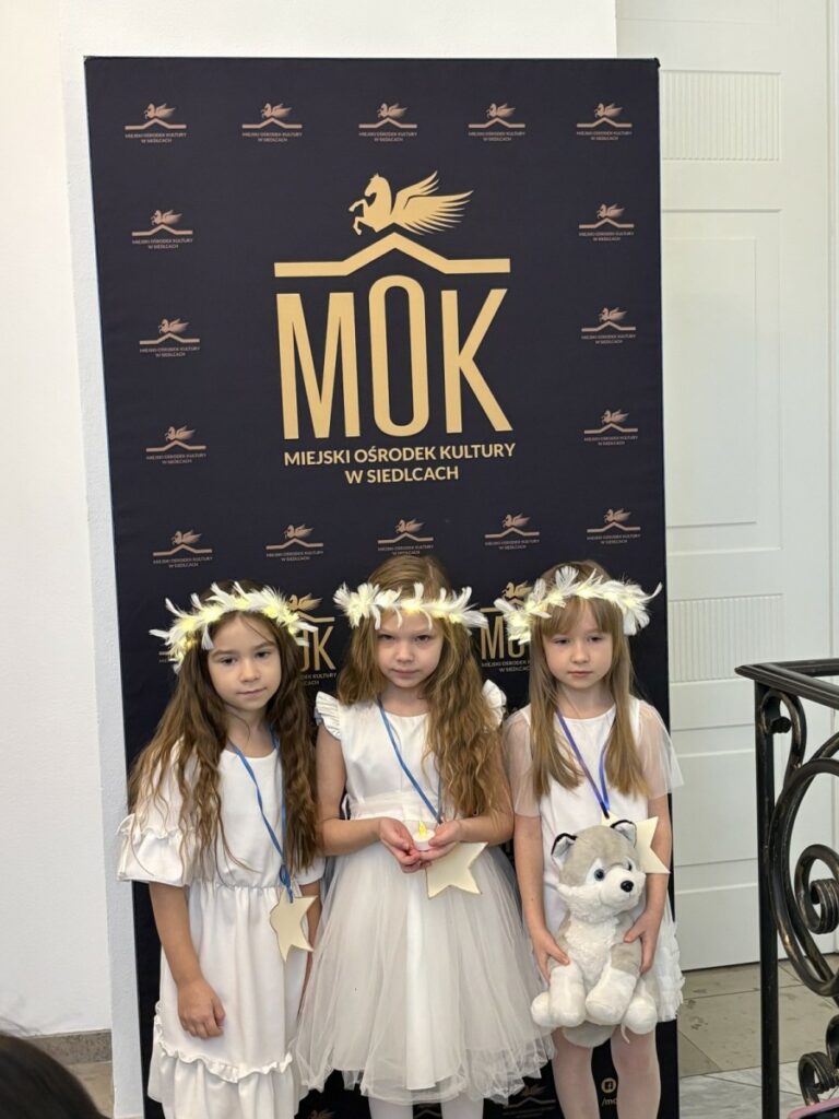 Dziewczynki z grupy „Przyroda” na Festiwalu Kolęd w Miejskim Ośrodku  Kultury w Siedlcach.