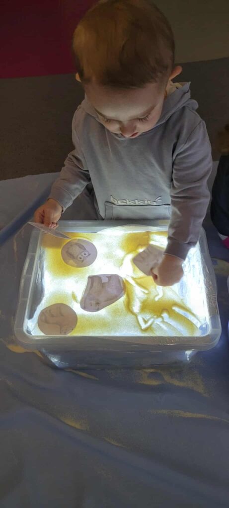 Magiczne pudełko. Zabawy światłem.