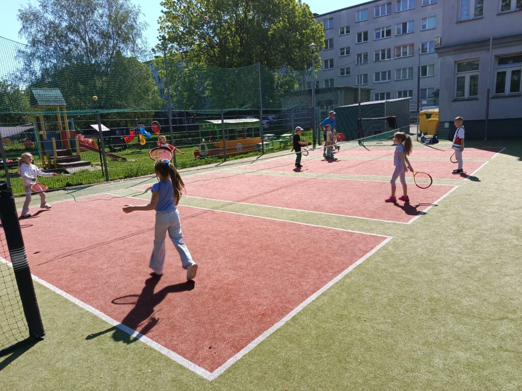 5-6 latki podczas zajęć z tenisa ziemnego.